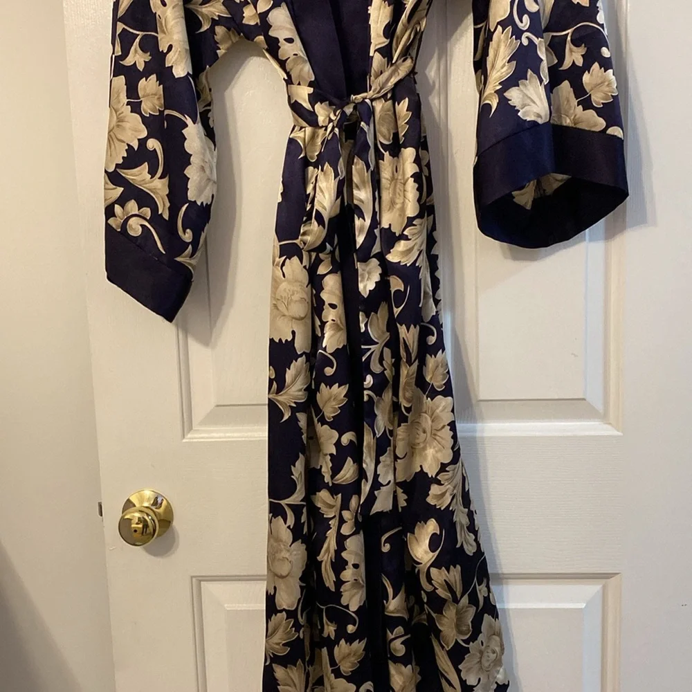 Elegant silky bathrobe in good condition.  Dark blue, light gold and tan. - Picture 2 of 5